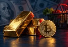 تصویر مفهومی شمش طلا و بیت‌کوین در کنار دلار و سبد خرید برای گزارش تورم آمریکا