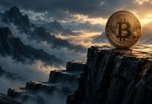 تصویر مفهومی بیت کوین روی لبه سنگی؛ بازگشت قیمت پس از افت