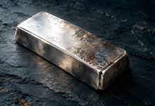 شمش نقره با تیرگی طبیعی سطح در تصویر مفهومی سرمایه‌گذاری