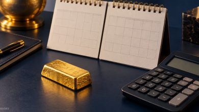 تصویر مفهومی طلا، تقویم و ماشینحساب برای مقایسه بازده در بازههای زمانی